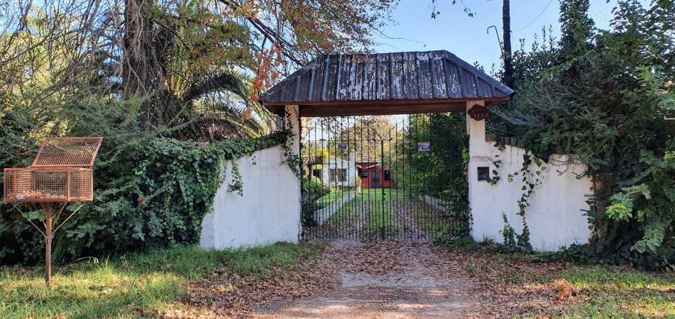Casa, Quincho Y Departamento Sobre Parcela De 3000m2