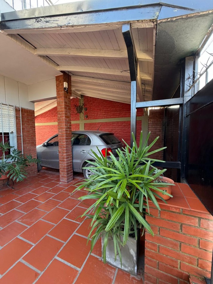 CASA, QUINCHO y DESTACADA VEGETACION en IMPECABLE ESTADO.