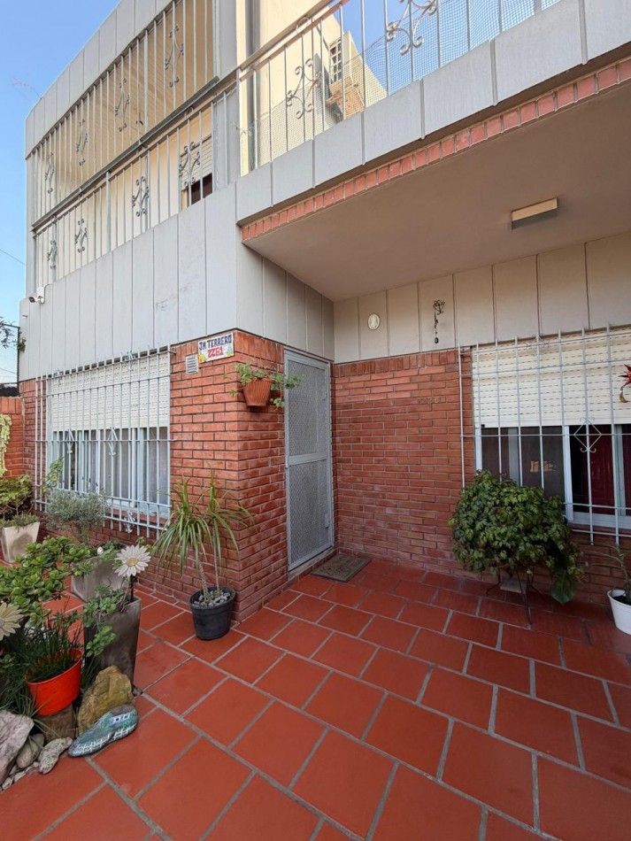 CASA, QUINCHO y DESTACADA VEGETACION en IMPECABLE ESTADO.