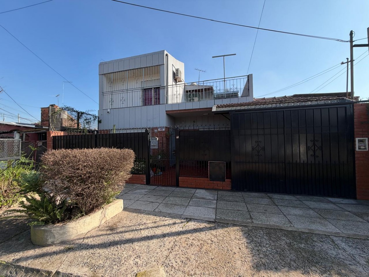 CASA, QUINCHO y DESTACADA VEGETACION en IMPECABLE ESTADO.
