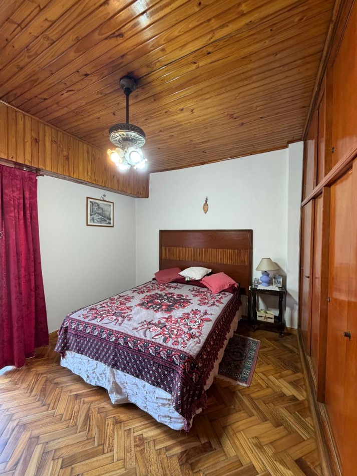 CASA, QUINCHO y DESTACADA VEGETACION en IMPECABLE ESTADO.