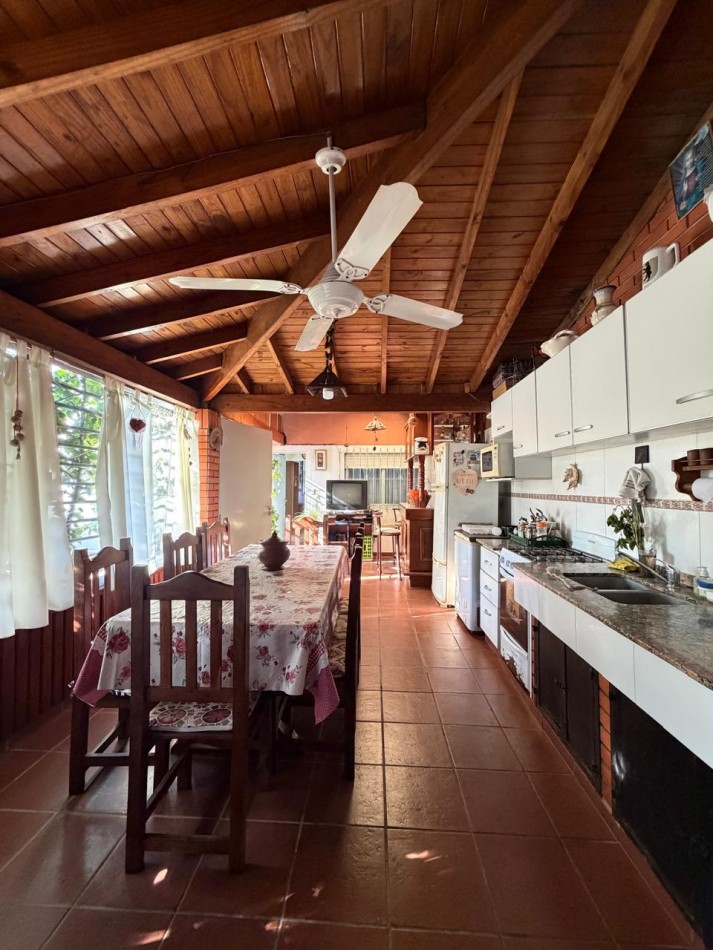 CASA, QUINCHO y DESTACADA VEGETACION en IMPECABLE ESTADO.