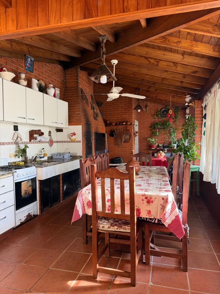CASA, QUINCHO y DESTACADA VEGETACION en IMPECABLE ESTADO.