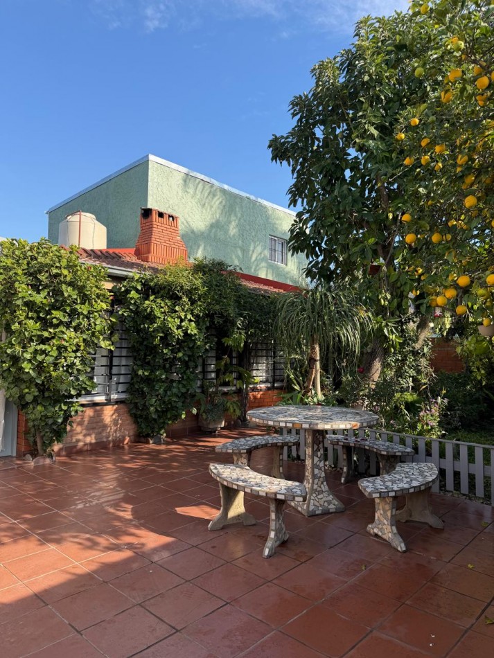 CASA, QUINCHO y DESTACADA VEGETACION en IMPECABLE ESTADO.