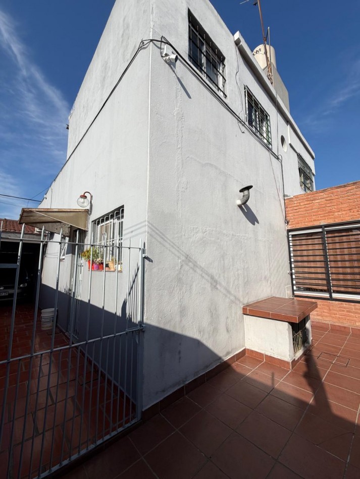 CASA, QUINCHO y DESTACADA VEGETACION en IMPECABLE ESTADO.