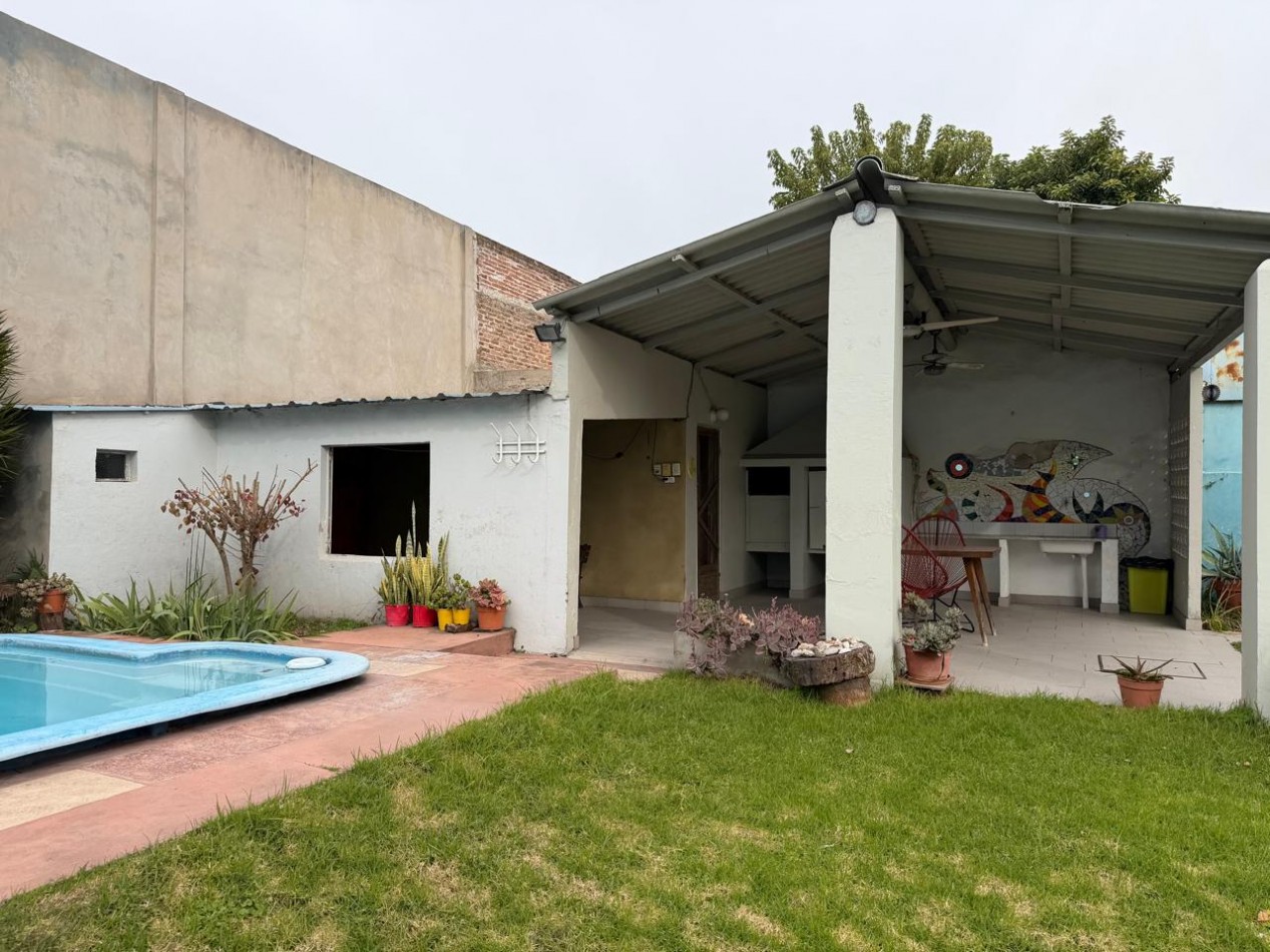 Amplia CASA con QUINCHO, PILETA y EXCELENTE PARQUE.