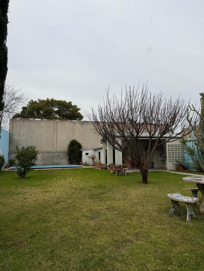 Amplia CASA con QUINCHO, PILETA y EXCELENTE PARQUE.