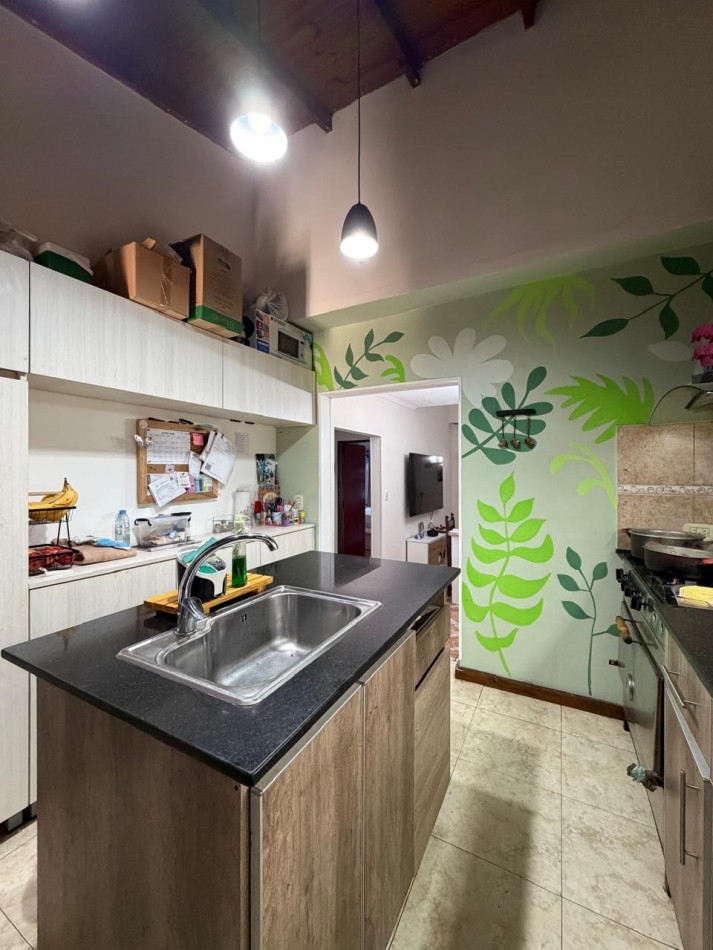 CASA CON PILETA Y GALPON EN EL CENTRO DE PONTEVEDRA, IDEAL PARA VIVIR Y TRABAJAR.