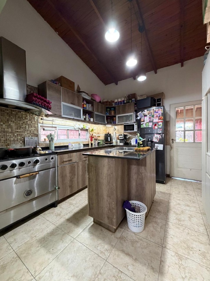 CASA CON PILETA Y GALPON EN EL CENTRO DE PONTEVEDRA, IDEAL PARA VIVIR Y TRABAJAR.