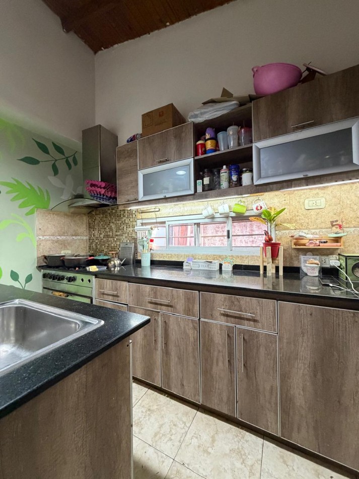 CASA CON PILETA Y GALPON EN EL CENTRO DE PONTEVEDRA, IDEAL PARA VIVIR Y TRABAJAR.