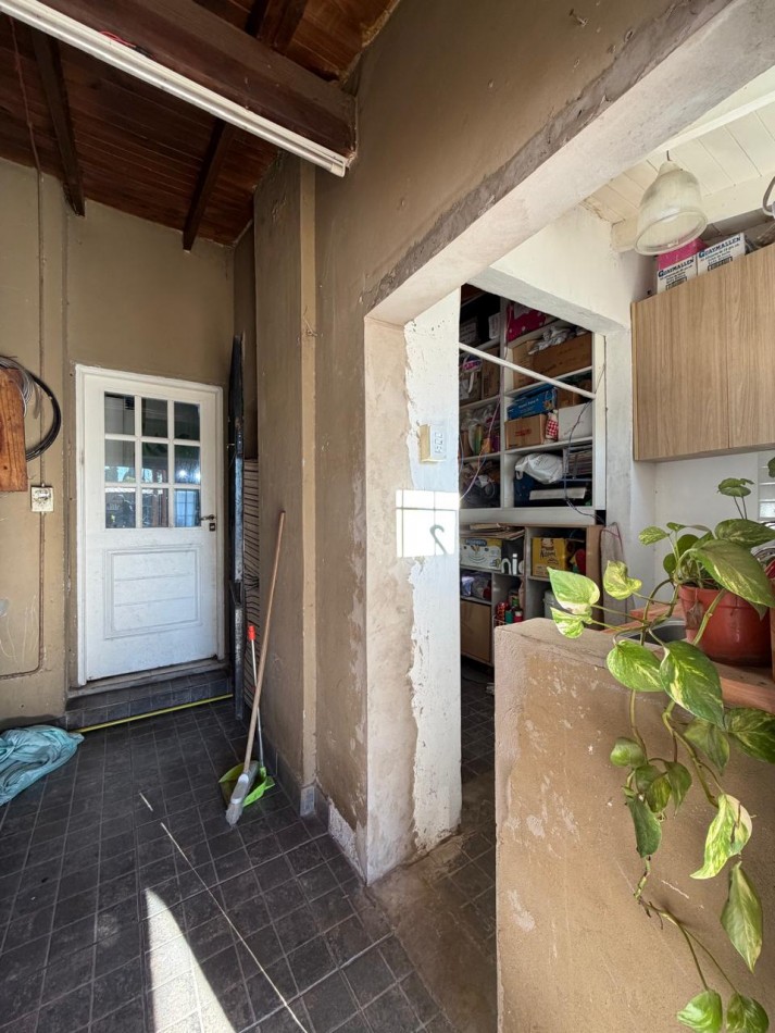 CASA CON PILETA Y GALPON EN EL CENTRO DE PONTEVEDRA, IDEAL PARA VIVIR Y TRABAJAR.