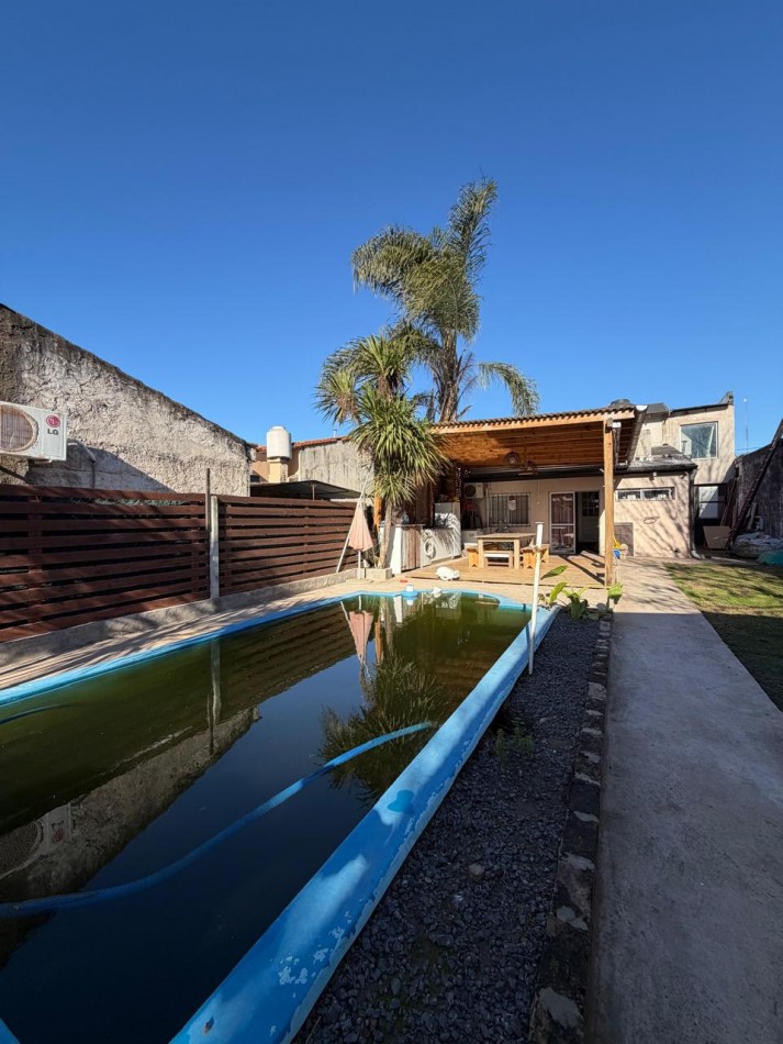 CASA CON PILETA Y GALPON EN EL CENTRO DE PONTEVEDRA, IDEAL PARA VIVIR Y TRABAJAR.