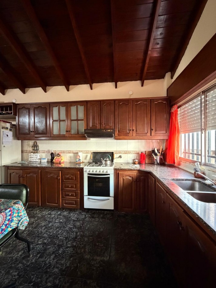 CHALET, GARAGE y DEPARTAMENTO sobre un LOTE de 375m² en PONTEVEDRA CENTRO